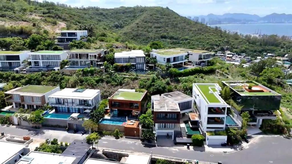 Biệt thự anh nguyễn nha trang. view biển siêu đỉnh. nội thất cực xịn. sổ hồng lâu dài. giá 55 tỷ.