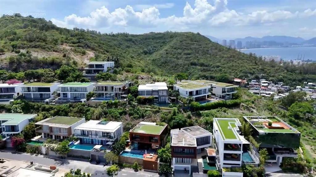 Biệt thự anh nguyễn nha trang. view biển siêu đỉnh. nội thất cực xịn. sổ hồng lâu dài. giá 55 tỷ.