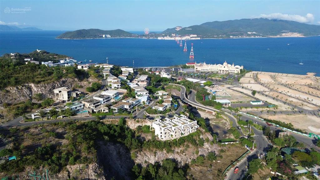 Biệt thự anh nguyễn nha trang. view biển siêu đỉnh. nội thất cực xịn. sổ hồng lâu dài. giá 55 tỷ.