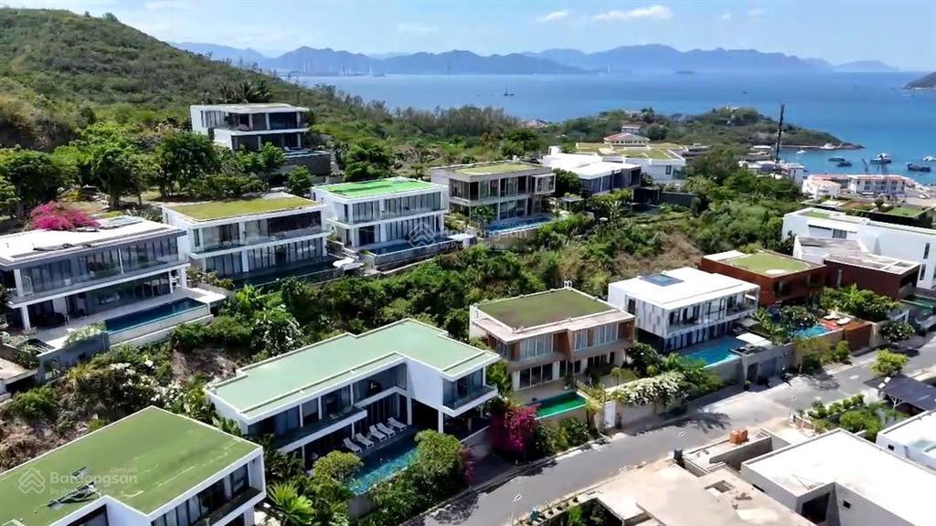 Bán căn biệt thự anh nguyễn, nha trang.. view biển cực kỳ hùng vỹ. sổ hồng đã hoàn công. giá 55 tỷ.