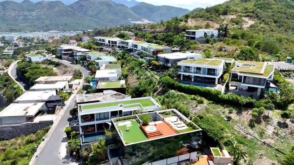 Bán căn biệt thự anh nguyễn, nha trang.. view biển cực kỳ hùng vỹ. sổ hồng đã hoàn công. giá 55 tỷ.