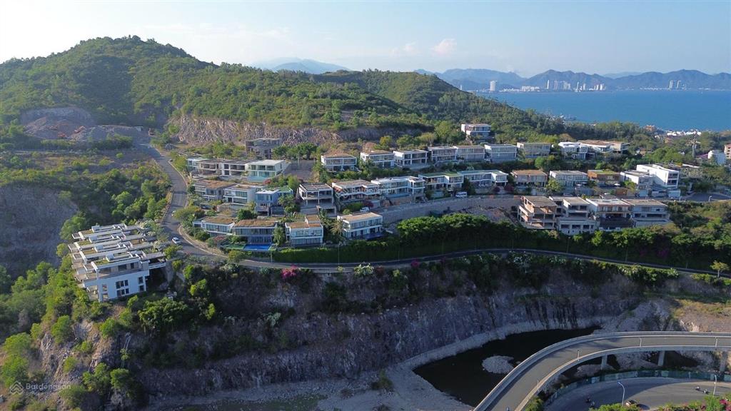 Bán căn biệt thự anh nguyễn, nha trang.. view biển cực kỳ hùng vỹ. sổ hồng đã hoàn công. giá 55 tỷ.