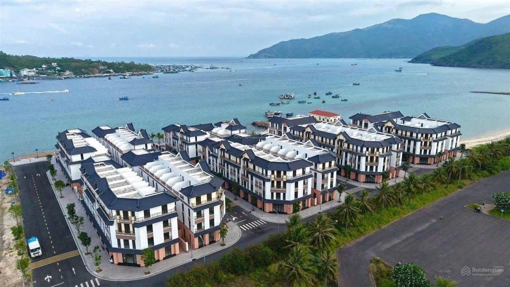 Bán 1 căn nhà 4 tầng (cạnh hồ bơi), dự án vinhomes pearl bay nha trang. dt 63m2. giá 12,5 tỷ.