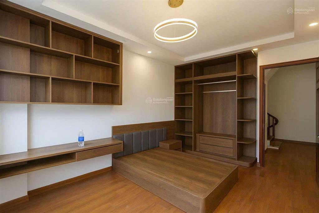 Mễ trì bán nhà riêng 31m2 xây 5 tầng,ngõ to, gần chợ,gần ô tô,gần công viên.