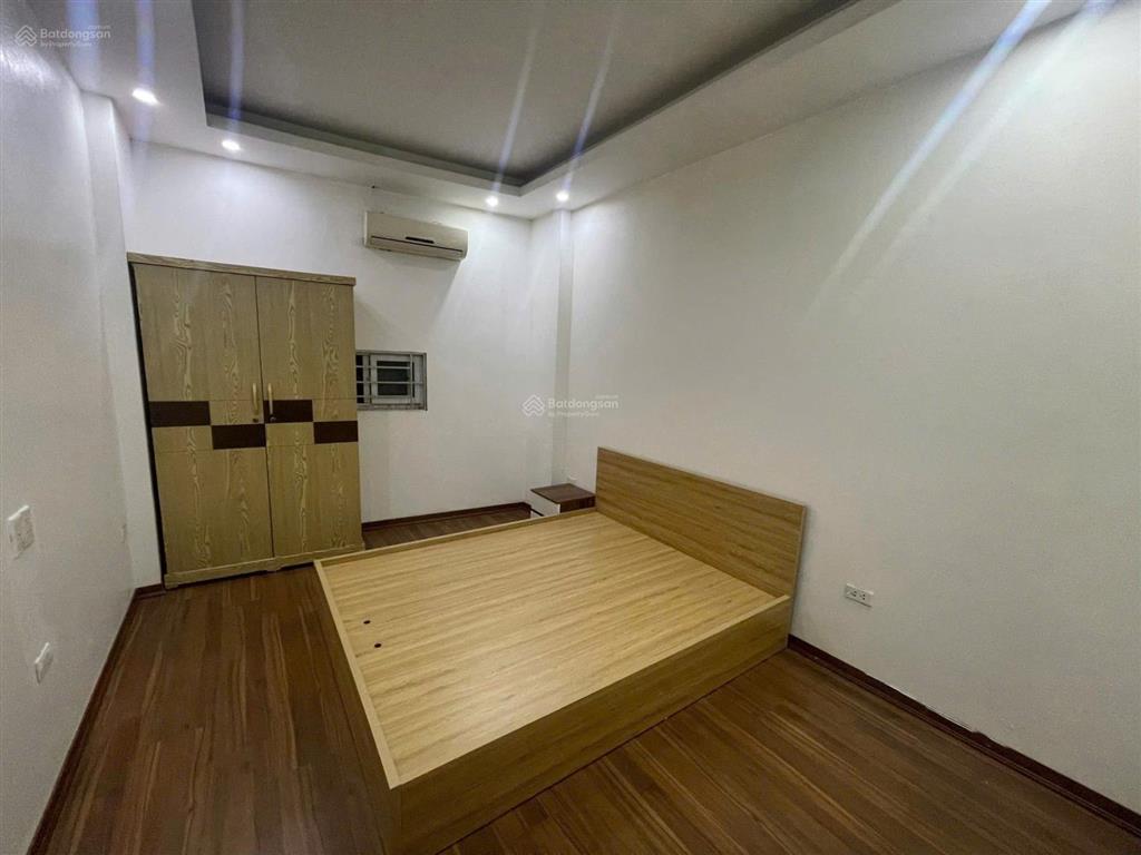 Cc cần bán nhà riêng 5 tầng ngõ 387 vũ tông phan, còn như mới. giá nhỉnh 7 tỷ. sổ vuông , gần ô tô
