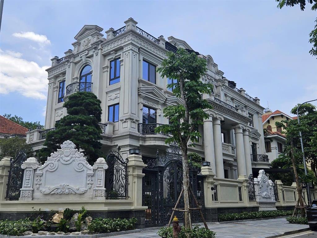 Bán biệt thự số 22a ngõ 20 trần kim xuyến. nhà lô góc 2 mặt dt 250m2 x 5 tầng + 1 hầm. mt 22m