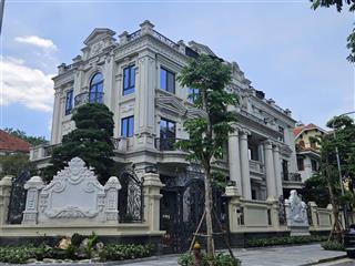 Bán biệt thự số 22a ngõ 20 trần kim xuyến. nhà lô góc 2 mặt dt 250m2 x 5 tầng + 1 hầm. mt 22m