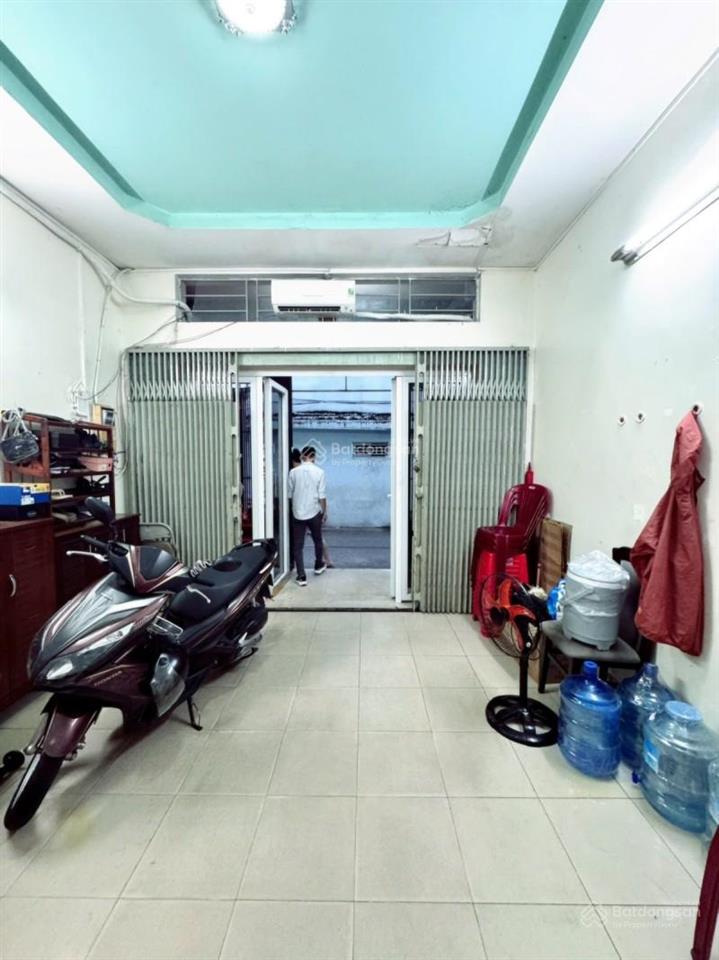 Lạc long quân, 62m2 3 tầng. hẻm 6m thông. 9,6 tỷ