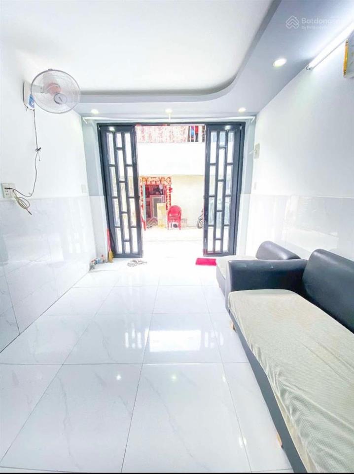 ~3 tỷ  quận 11, đường đội cung. nhà 3 tầng ở ngay, diện tích 3x6. hẻm ô tô thông.