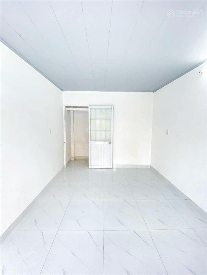 ~3 tỷ  quận 11, đường đội cung. nhà 3 tầng ở ngay, diện tích 3x6. hẻm ô tô thông.