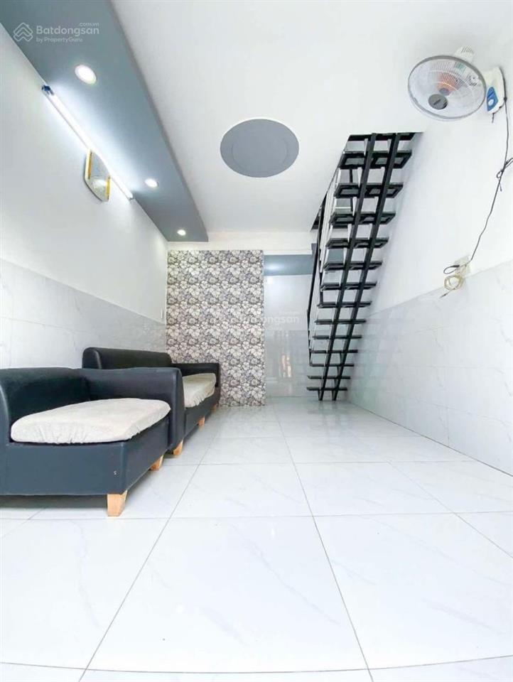 ~3 tỷ  quận 11, đường đội cung. nhà 3 tầng ở ngay, diện tích 3x6. hẻm ô tô thông.
