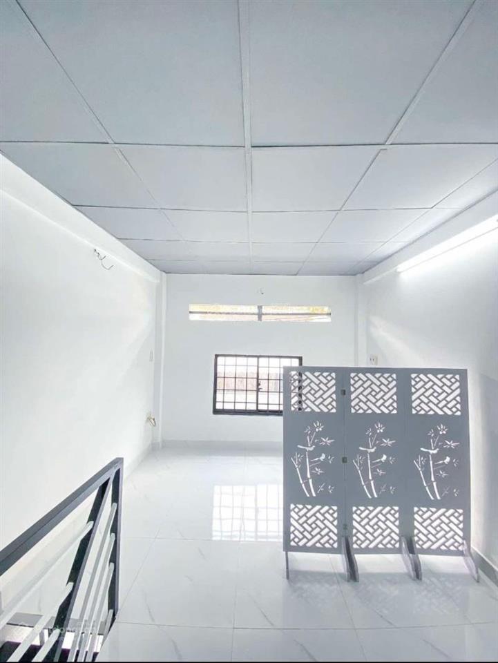 ~3 tỷ  quận 11, đường đội cung. nhà 3 tầng ở ngay, diện tích 3x6. hẻm ô tô thông.