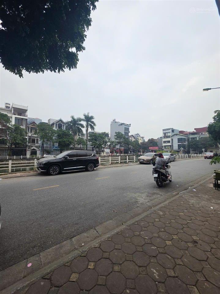 Bán nhà sài đồng,55m4 ngủ, 20m ra hồ,ô tô tranh dừng đỗ,phun nội thất,8xty