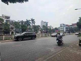 Bán nhà sài đồng,55m4 ngủ, 20m ra hồ,ô tô tranh dừng đỗ,phun nội thất,8xty