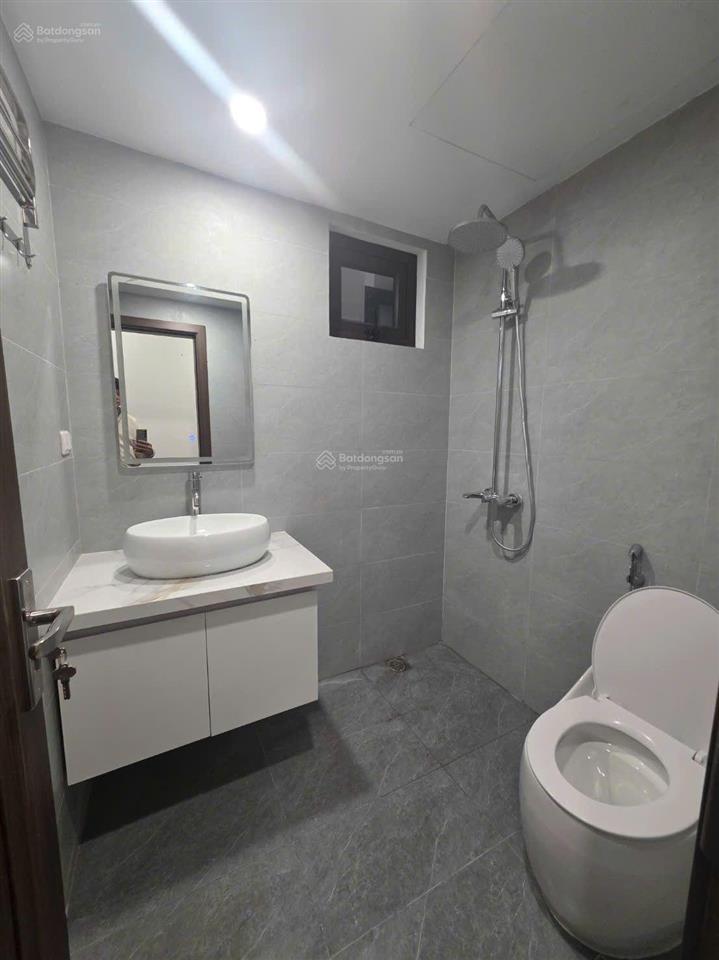 Bán nhà sài đồng,55m4 ngủ, 20m ra hồ,ô tô tranh dừng đỗ,phun nội thất,8xty