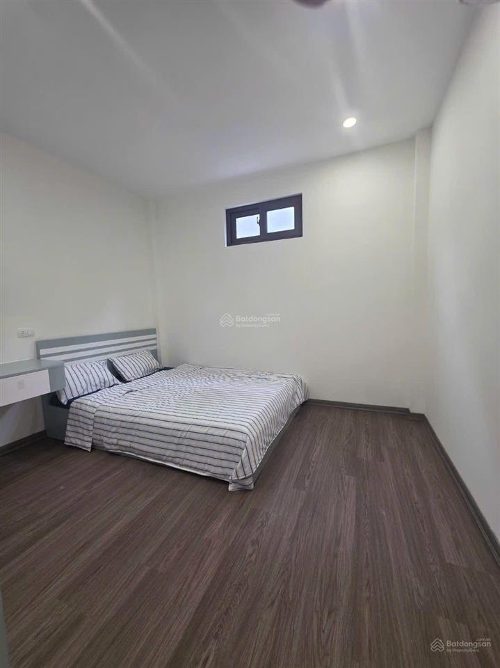 Bán nhà sài đồng,55m4 ngủ, 20m ra hồ,ô tô tranh dừng đỗ,phun nội thất,8xty