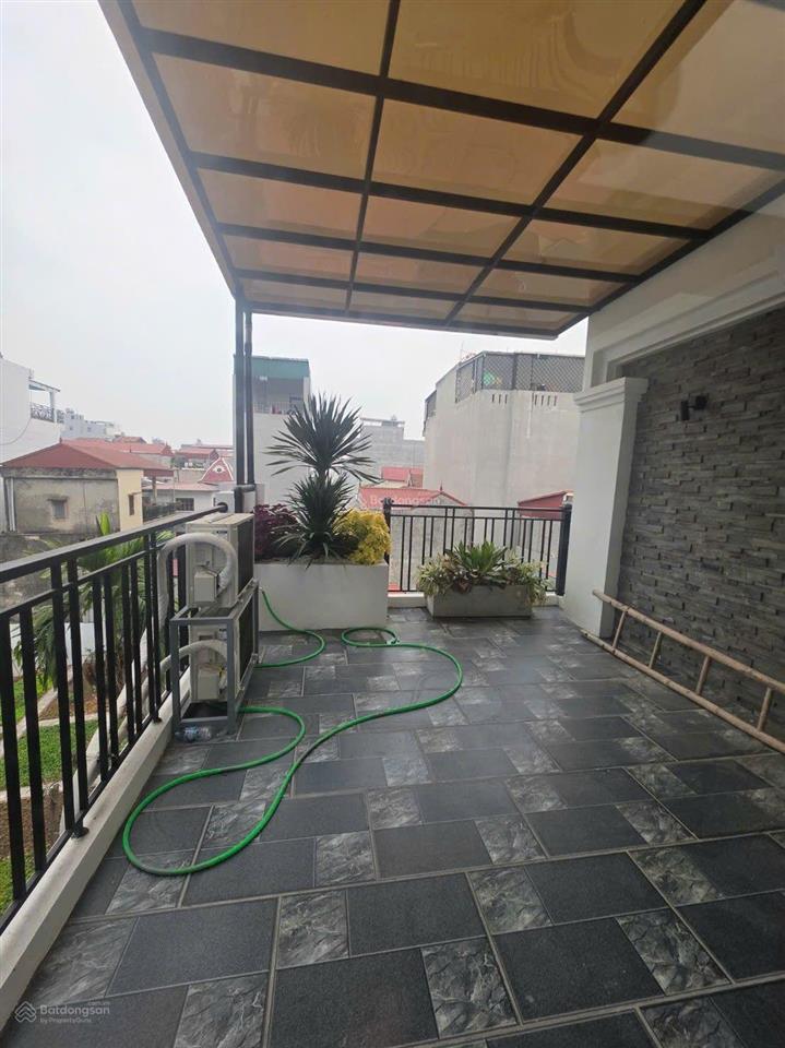 Bán nhà sài đồng,55m4 ngủ, 20m ra hồ,ô tô tranh dừng đỗ,phun nội thất,8xty