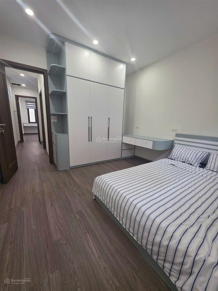 Bán nhà sài đồng,55m4 ngủ, 20m ra hồ,ô tô tranh dừng đỗ,phun nội thất,8xty