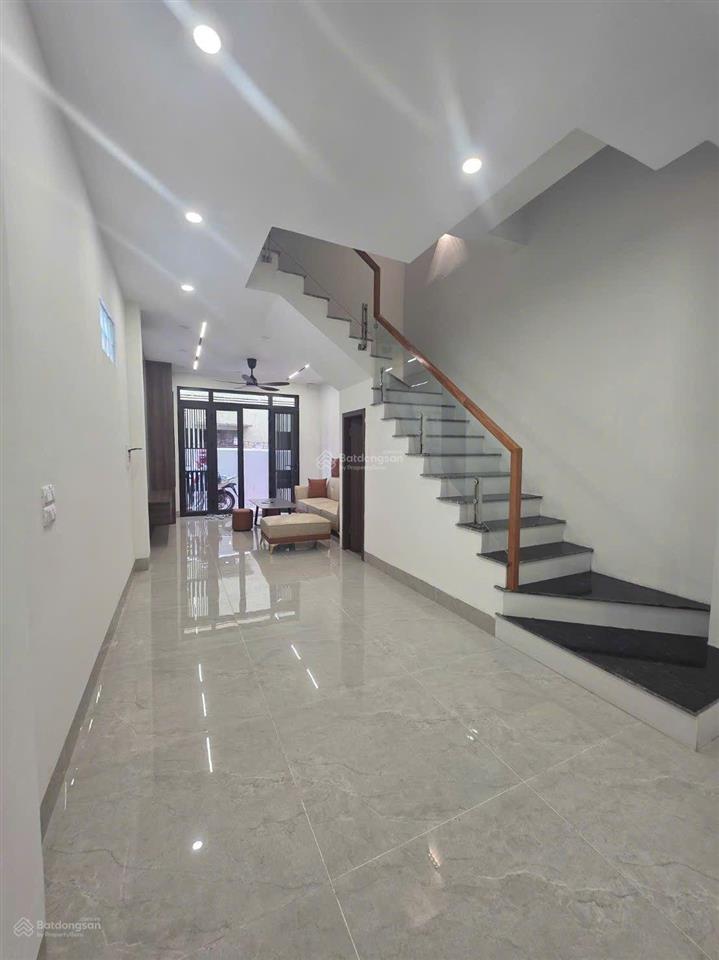 Bán nhà sài đồng,55m4 ngủ, 20m ra hồ,ô tô tranh dừng đỗ,phun nội thất,8xty