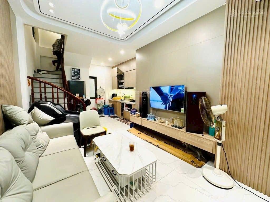 Bán nhà việt hưng , 35m, 3 ngủ, phun nội thất , ô tô đỗ cổng, 6x tỷ