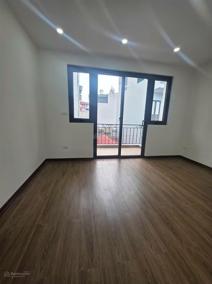 E cần bán 5 tầng nhà đức giang, 35m, 3 ngủ, ô tô đỗ cửa, phun nội thất, 7xty