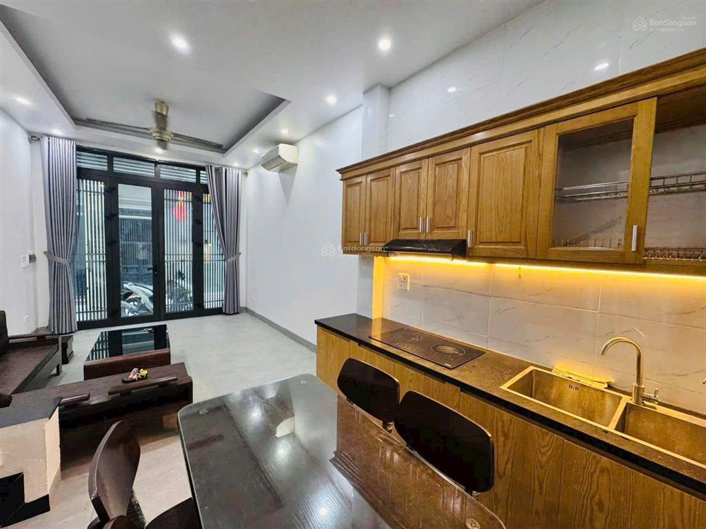 E cần bán 5 tầng nhà đức giang, 35m, 3 ngủ, ô tô đỗ cửa, phun nội thất, 7xty