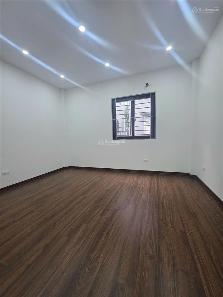 E cần bán 5 tầng nhà đức giang, 35m, 3 ngủ, ô tô đỗ cửa, phun nội thất, 7xty