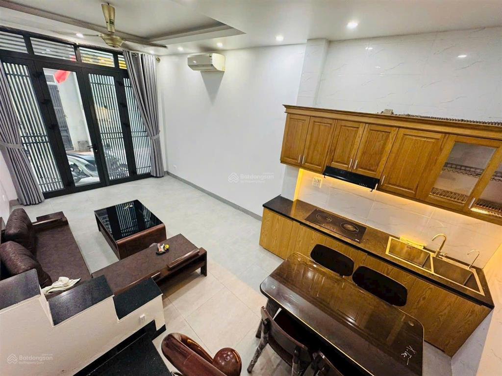 E cần bán 5 tầng nhà đức giang, 35m, 3 ngủ, ô tô đỗ cửa, phun nội thất, 7xty