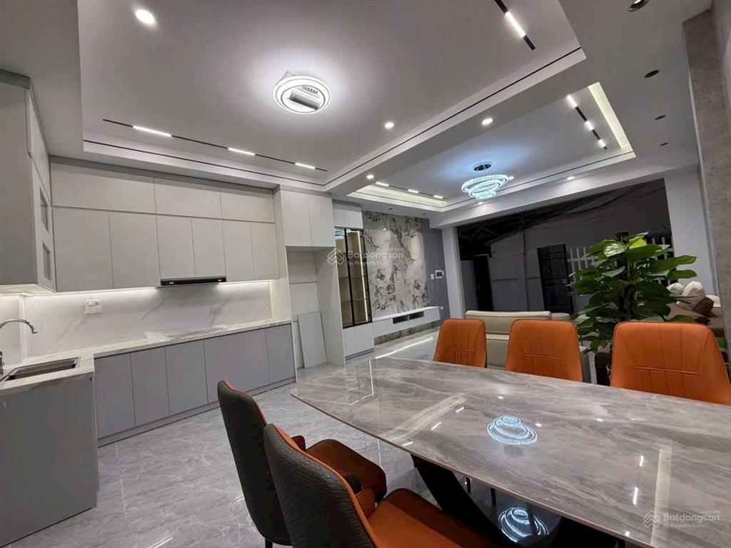 Bán nhà ngọc thụy, thang máy, phun nội thất, 66m , 4 ngủ, mới tinh, 12xty