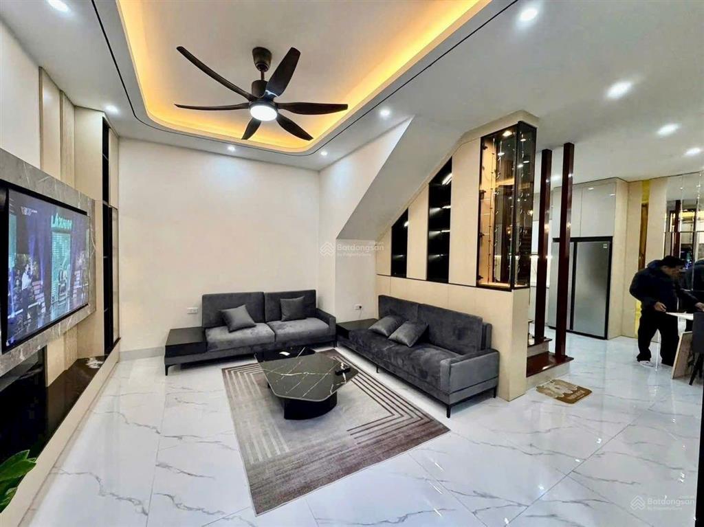 Siêu phẩm thang máy ,nguyễn văn cừ, 60mmt 8.5m, 5 ngủ , phun nội thất, 12xty