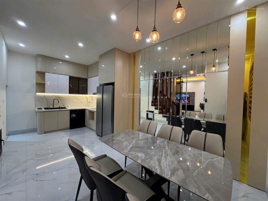 Siêu phẩm thang máy ,nguyễn văn cừ, 60mmt 8.5m, 5 ngủ , phun nội thất, 12xty