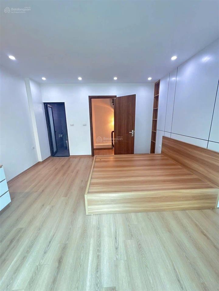 Bán nhà gia quất, 42m, 3 ngủ , phun nội thất, mới tinh , 20m ra đường 13.5 m, 8xty