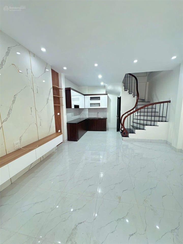 Bán nhà gia quất, 42m, 3 ngủ , phun nội thất, mới tinh , 20m ra đường 13.5 m, 8xty