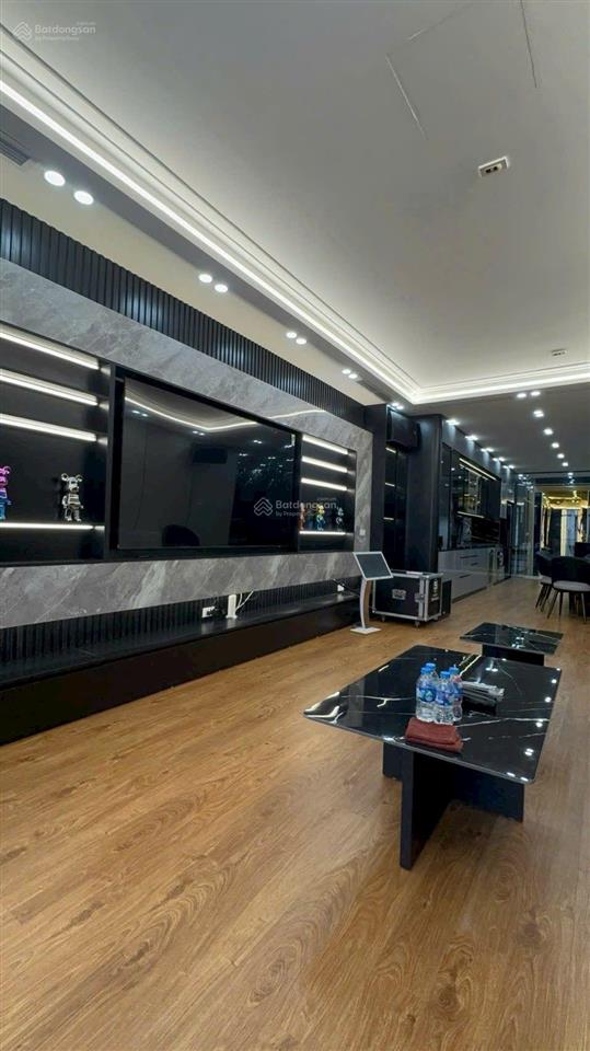 Bán nhà nguyễn văn cừ, 80m , thang máy, gara 2 ô tô, nội thất sang sịn, gần cầu chương dương, 26xty