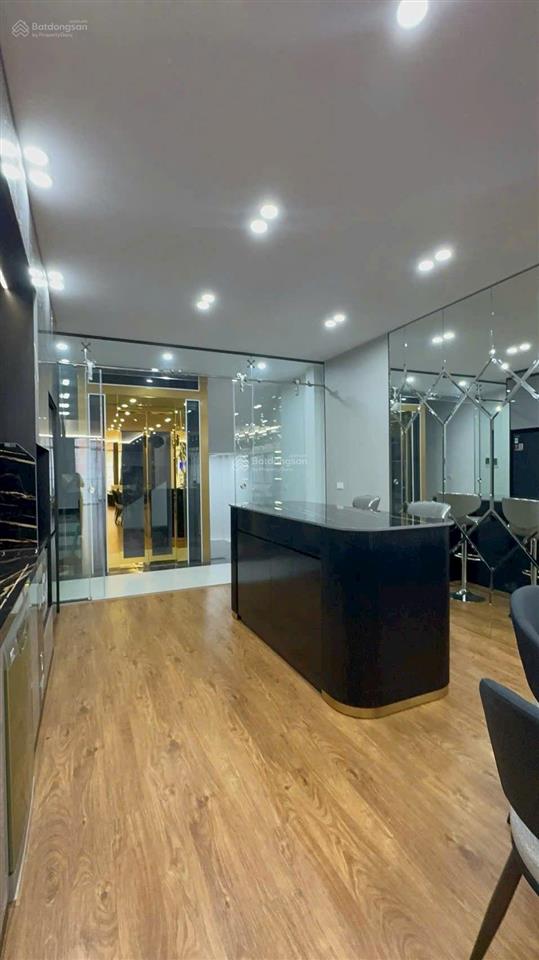 Bán nhà nguyễn văn cừ, 80m , thang máy, gara 2 ô tô, nội thất sang sịn, gần cầu chương dương, 26xty