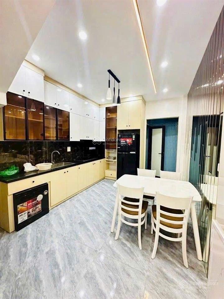 Nhà dân xây thang máy , ngọc thụy, 45m , 4 ngủ, phun nội thất, gần ô tô tránh, 9xty