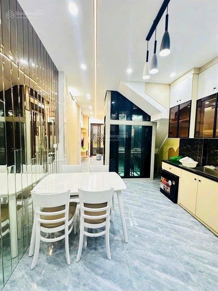 Nhà dân xây thang máy , ngọc thụy, 45m , 4 ngủ, phun nội thất, gần ô tô tránh, 9xty