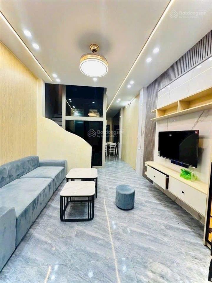 Nhà dân xây thang máy , ngọc thụy, 45m , 4 ngủ, phun nội thất, gần ô tô tránh, 9xty