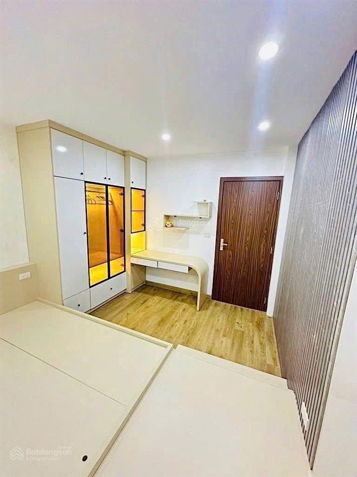 Nhà dân xây thang máy , ngọc thụy, 45m , 4 ngủ, phun nội thất, gần ô tô tránh, 9xty