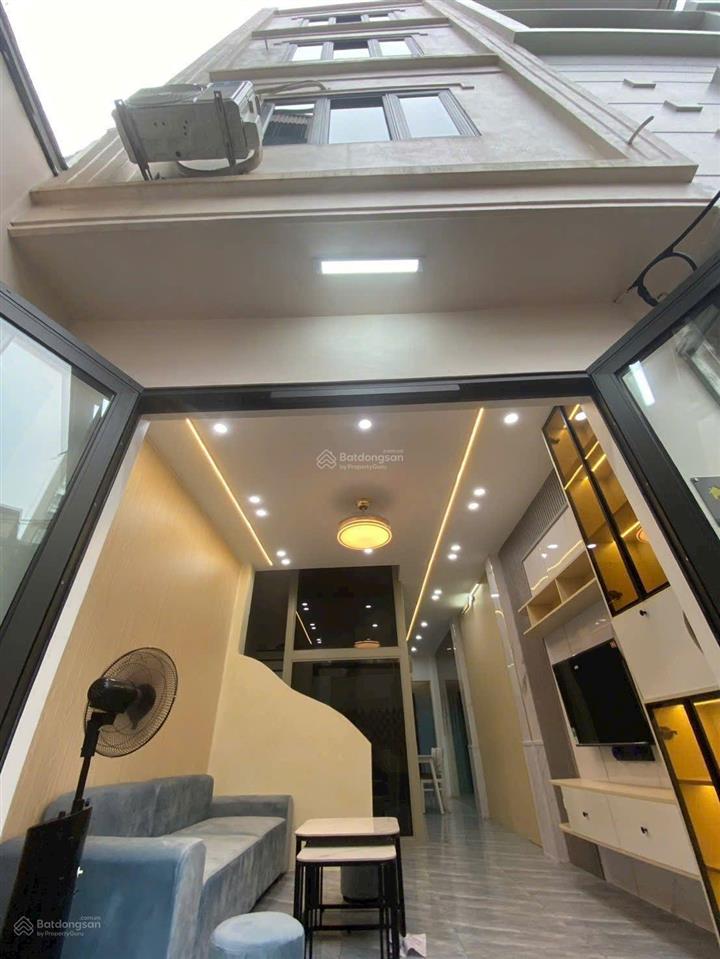 Nhà dân xây thang máy , ngọc thụy, 45m , 4 ngủ, phun nội thất, gần ô tô tránh, 9xty