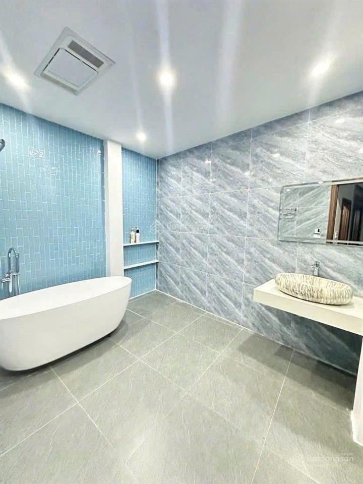 Nhà dân xây thang máy , ngọc thụy, 45m , 4 ngủ, phun nội thất, gần ô tô tránh, 9xty