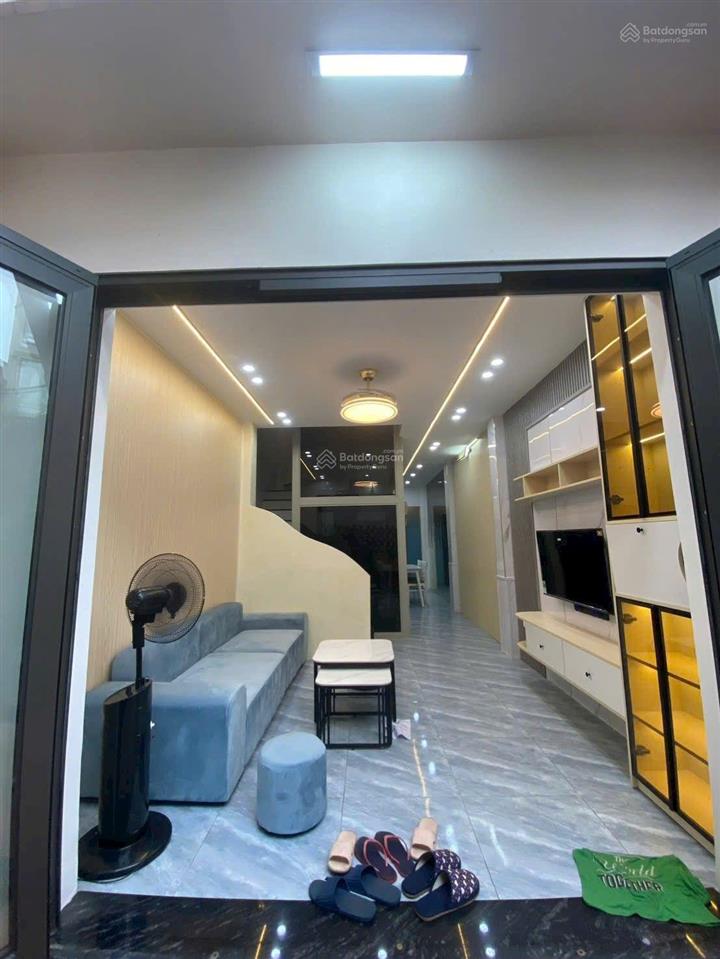 Nhà dân xây thang máy , ngọc thụy, 45m , 4 ngủ, phun nội thất, gần ô tô tránh, 9xty