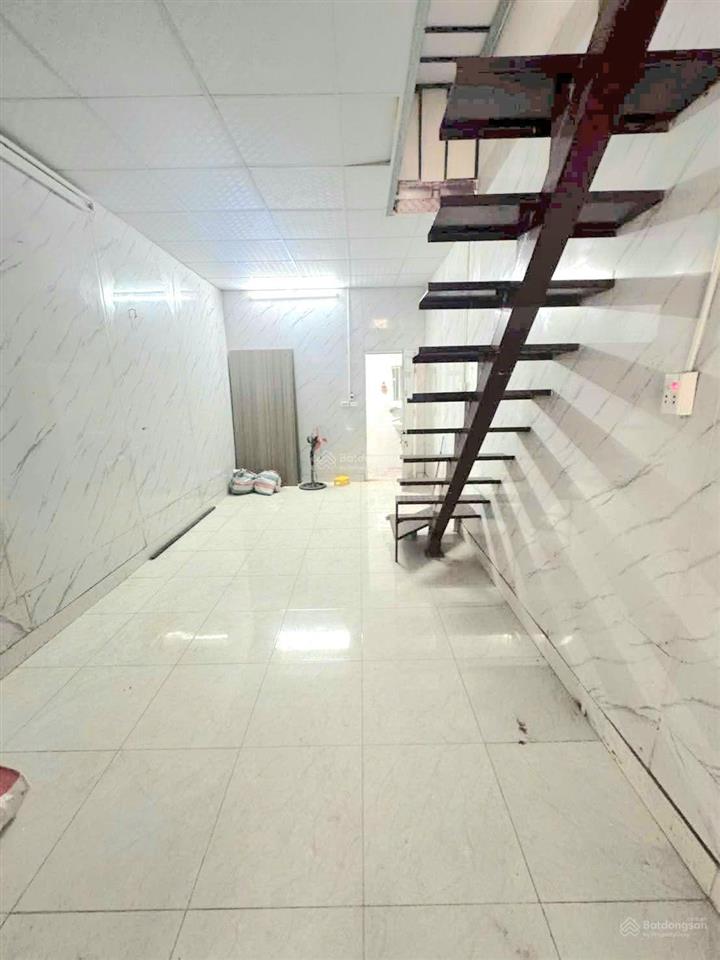 Bán nhà 2 tầng phố đức giang, 32m, ô tô thông, 5.5 tỷ