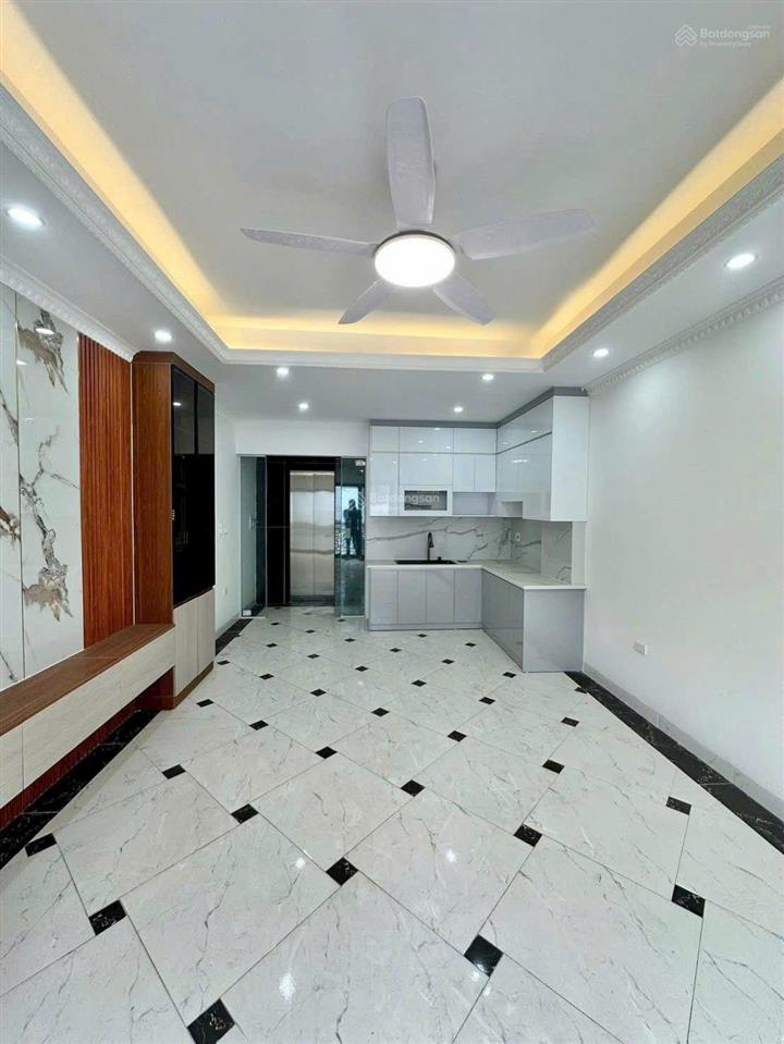 Bán nhà tư đình, 58m, thang máy, ga ra ô tô, kinh doanh đa dạng, phun nội thất, 13xty