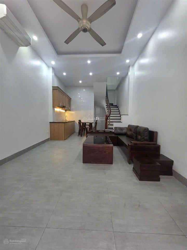 Bán nhà đức giang ,35m,3 ngủ,phun nội thất, ô tô đỗ cửa, 7 xty