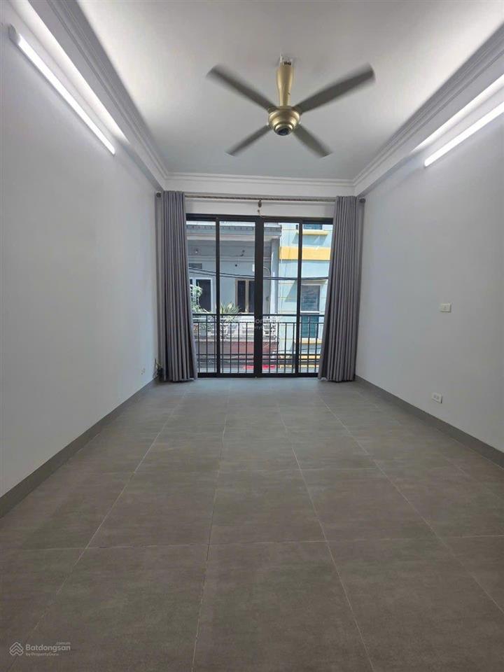 Bán nhà đức giang ,35m,3 ngủ,phun nội thất, ô tô đỗ cửa, 7 xty