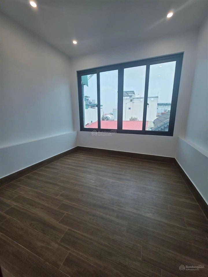 Bán nhà đức giang ,35m,3 ngủ,phun nội thất, ô tô đỗ cửa, 7 xty