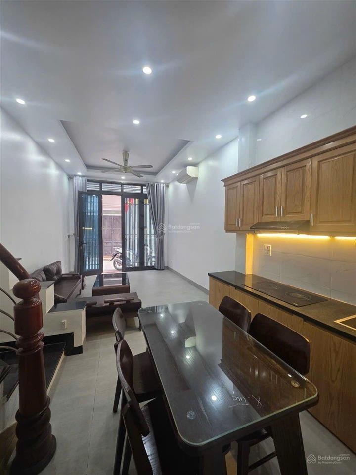 Bán nhà đức giang ,35m,3 ngủ,phun nội thất, ô tô đỗ cửa, 7 xty