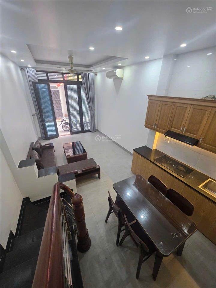 Bán nhà đức giang ,35m,3 ngủ,phun nội thất, ô tô đỗ cửa, 7 xty