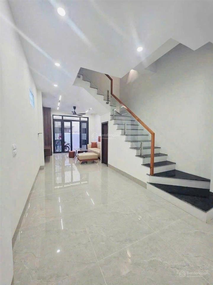 Bán nhà sài đồng ,55m, 4 ngủ , nội thất sang sịn, 15m ra mặt hồ ô tô dừng đỗ, mới tinh, 8.2 tỷ
